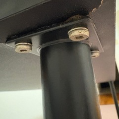 黒テーブル　足1本が折れ気味の画像