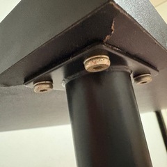 黒テーブル　足1本が折れ気味の画像