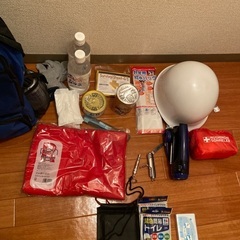 非常用のカバン+ヘルメットの画像