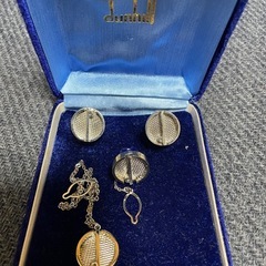 シルバー系カフリンクスとネックレスセットの画像