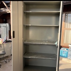 TOYOSTEELのスチール製の両開き書庫の画像