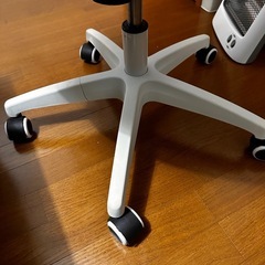 【※取引交渉中のため新規受付終了】デスクチェアホワイトの画像