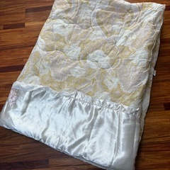 掛け布団① 白　黄色　の画像