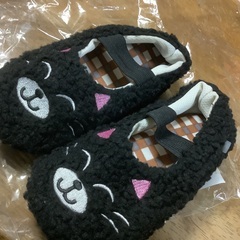 未使用品、子供用ルームシューズです。
