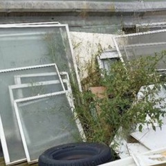 この写真のようなガラスの窓余ってる方居ましたら譲って欲しい…