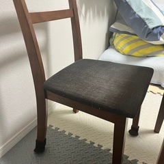 テーブルと椅子の画像