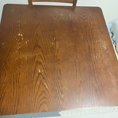 テーブルと椅子の画像