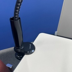 テーブル設置型の携帯ホルダーの画像