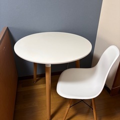 おしゃれなカフェテーブル&チェアの画像