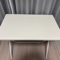 折りたたみテーブルの画像