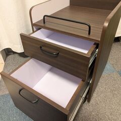 木製オフィス家具のキャスター付きキャビネットの画像