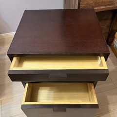 木製サイドテーブル、ナイトテーブルの画像