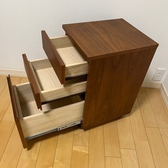 ウォールナットデスクチェストの画像