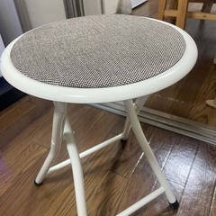 折りたたみ椅子の画像