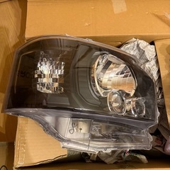 ハイエース 純正LEDヘッドライトインナーブラックの画像