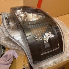 ハイエース 純正LEDヘッドライトインナーブラックの画像
