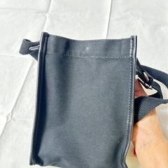 しっかり素材のシンプルバッグの画像