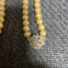 パール 二重ネックレス 花模様留め具の画像