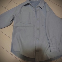 ライトブルーのシャツジャケットの画像
