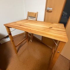 勉強や仕事に丁度いい、デスクとイスのセットの画像