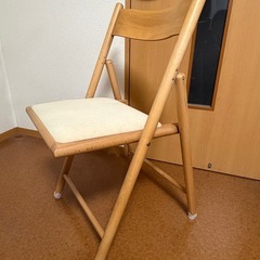 勉強や仕事に丁度いい、デスクとイスのセットの画像