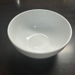 白い食器セットの画像