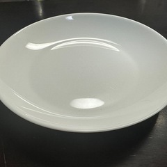 白い食器セットの画像