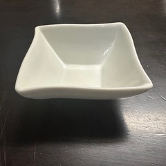 白い食器セットの画像