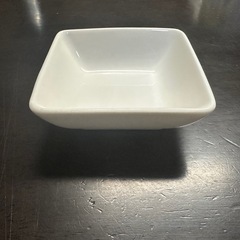 白い食器セットの画像