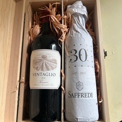 「ヴェンタリオ (Ventaglio) 2016年」と「サッフレディ (Saffredi) 30周年記念ラベル 2017年」のセットです。 赤ワイン 古酒の画像