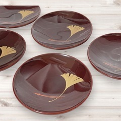 イチョウの花柄が施された茶色の陶器皿5枚セット。の画像