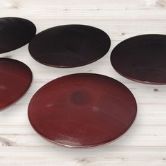 イチョウの花柄が施された茶色の陶器皿5枚セット。の画像