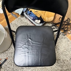 ボロボロの椅子の画像