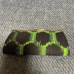がま口ポーチ 黒と緑の幾何学模様の画像