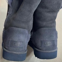 UGG ダークグレー ショートブーツの画像