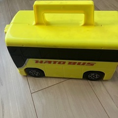 バスと船のおもちゃの画像