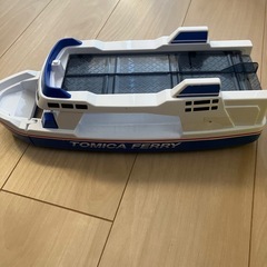 バスと船のおもちゃの画像