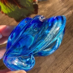 ブルーのガラスの灰皿の画像