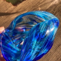 ブルーのガラスの灰皿の画像