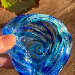 ブルーのガラスの灰皿の画像