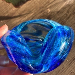 ブルーのガラスの灰皿の画像