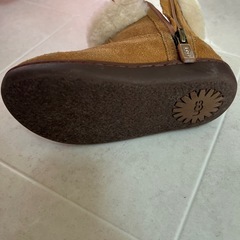 UGG ベージュ スエード ブーツ　ベビーシューズ　ベビーブーツ　15.5センチの画像