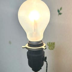 電球付き机の画像