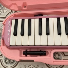 ピンクの鍵盤ハーモニカの画像