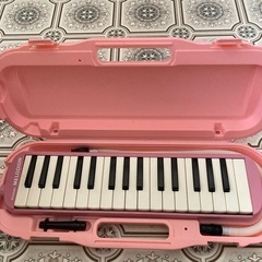 ピンクの鍵盤ハーモニカの画像