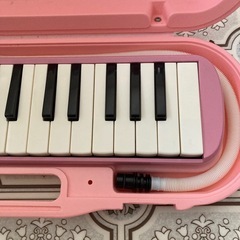 ピンクの鍵盤ハーモニカの画像