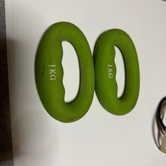 かさばらない散歩ダンベル　中古1キロ２個　ぶら下げれる鉄アレイ　女性こども筋トレ
の画像