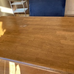 テーブルと椅子2脚の画像