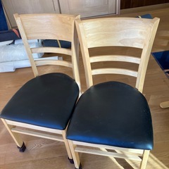 テーブルと椅子2脚の画像