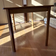 テーブルと椅子2脚の画像